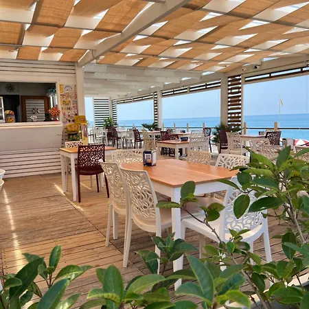 住宿加早餐酒店 Poseidonrooms 卡梅罗塔的码头